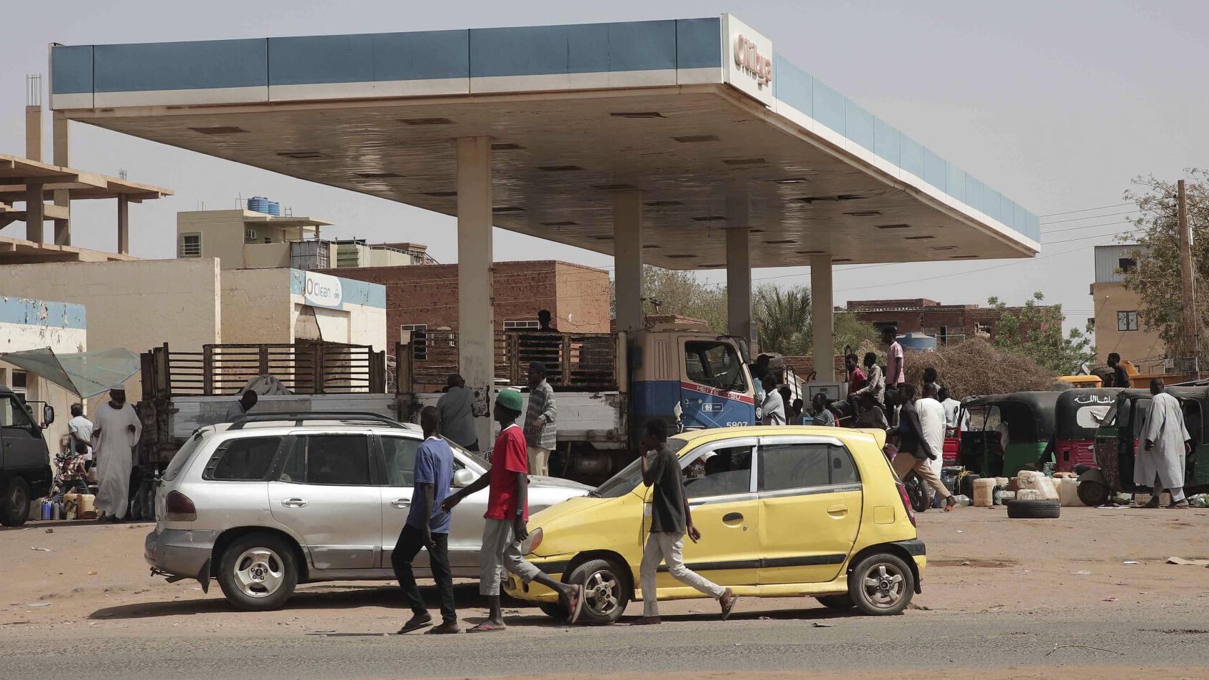 Civilian deaths top 400 in Sudan; US evacuates citizens